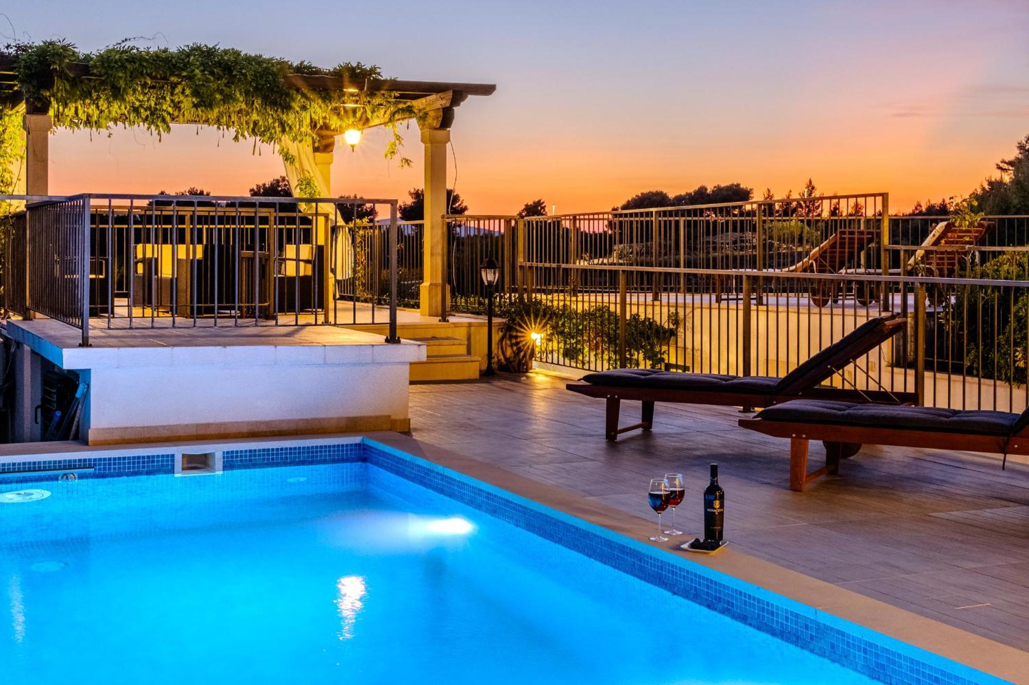 Villa Julia With Heated Pool, Ideal For Large Groups ミルナ エクステリア 写真