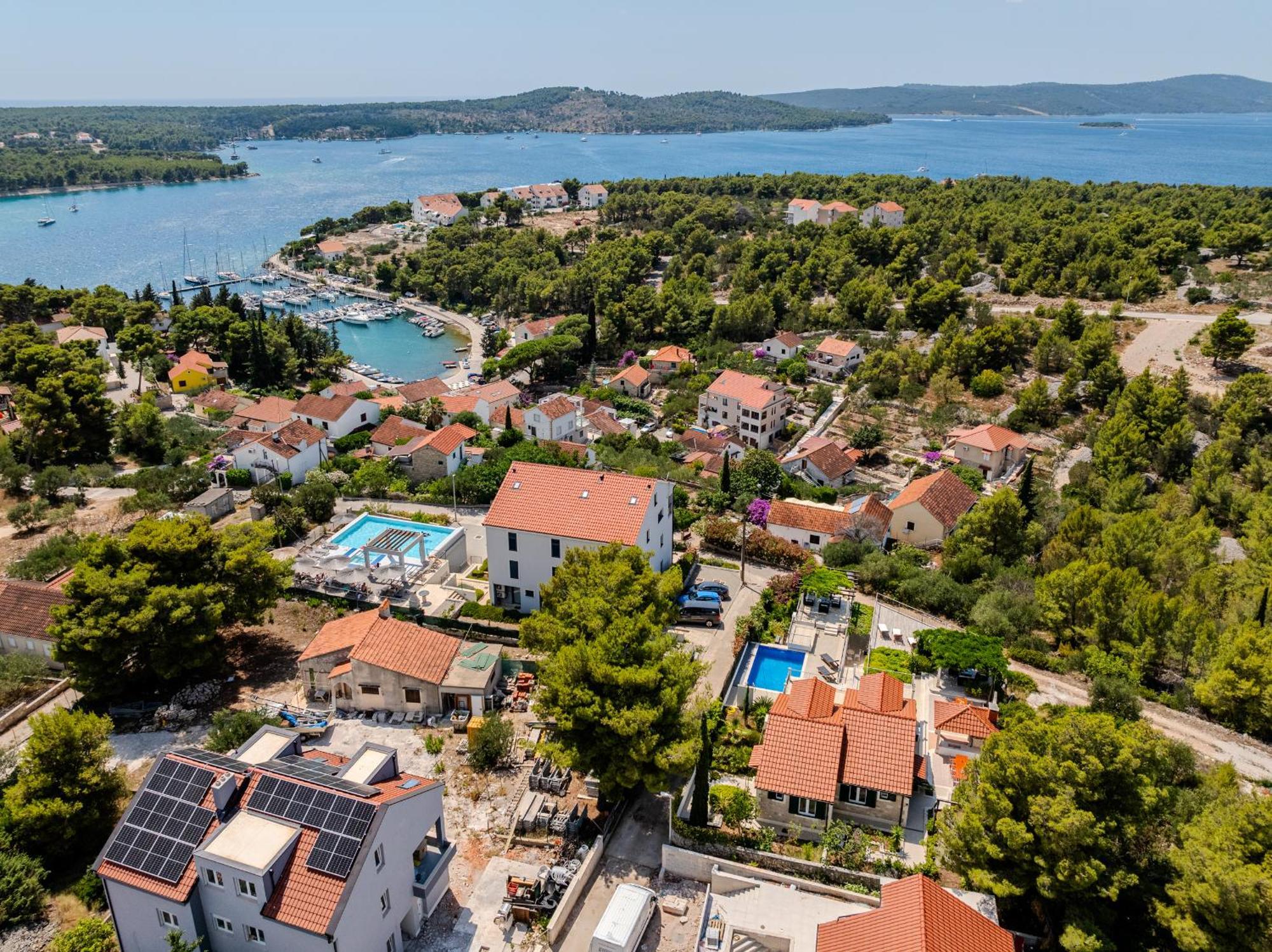 Villa Julia With Heated Pool, Ideal For Large Groups ミルナ エクステリア 写真
