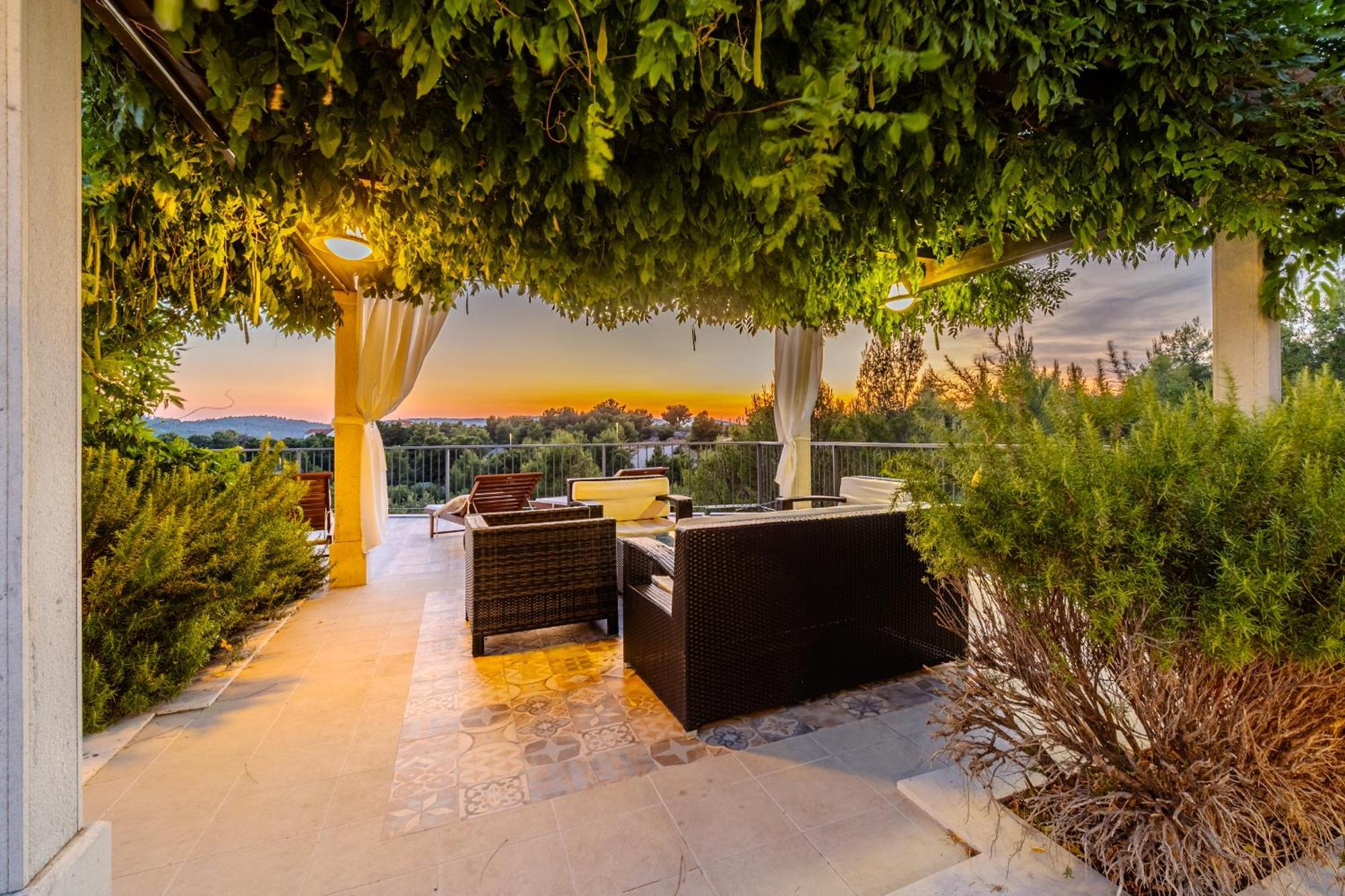 Villa Julia With Heated Pool, Ideal For Large Groups ミルナ エクステリア 写真