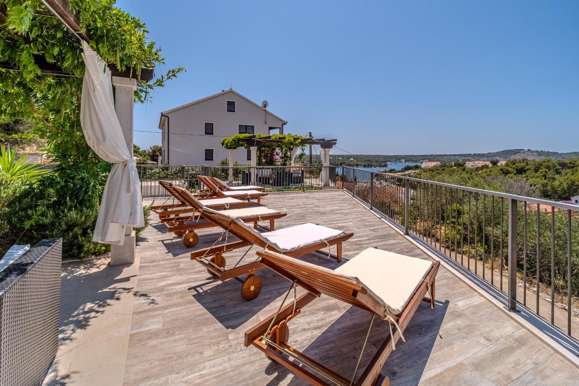 Villa Julia With Heated Pool, Ideal For Large Groups ミルナ エクステリア 写真