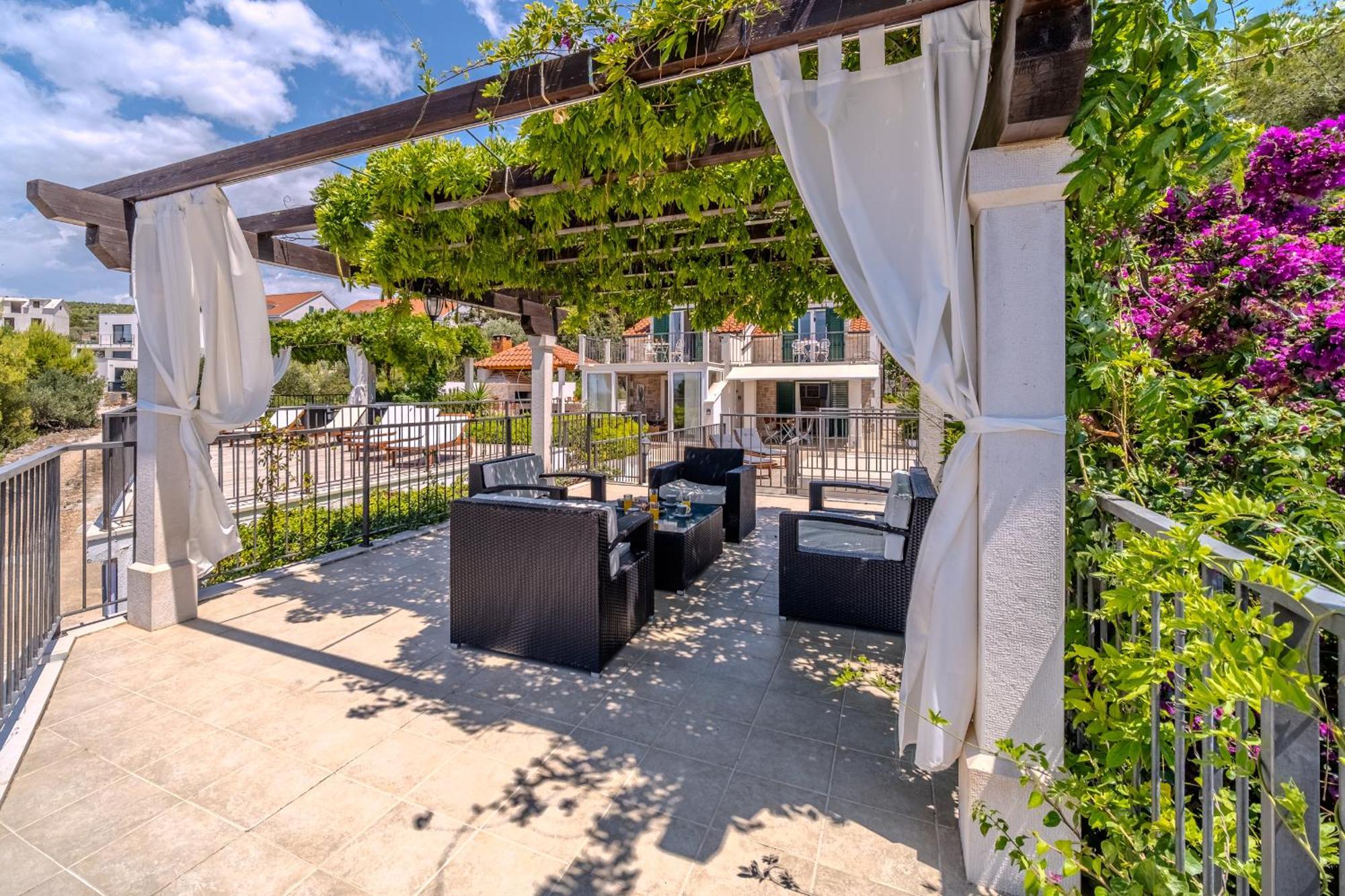 Villa Julia With Heated Pool, Ideal For Large Groups ミルナ エクステリア 写真