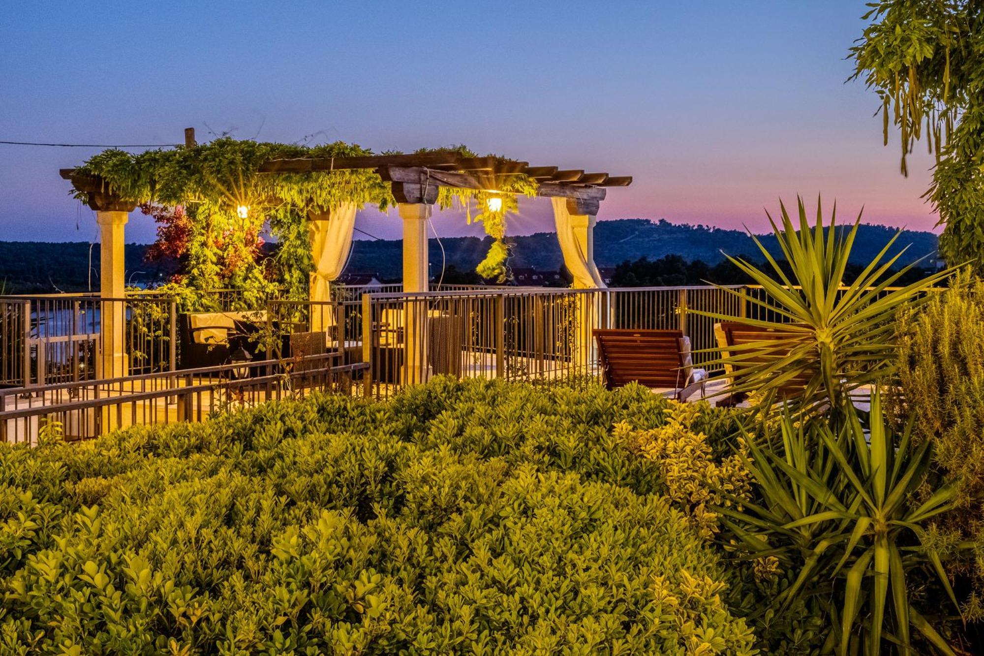 Villa Julia With Heated Pool, Ideal For Large Groups ミルナ エクステリア 写真