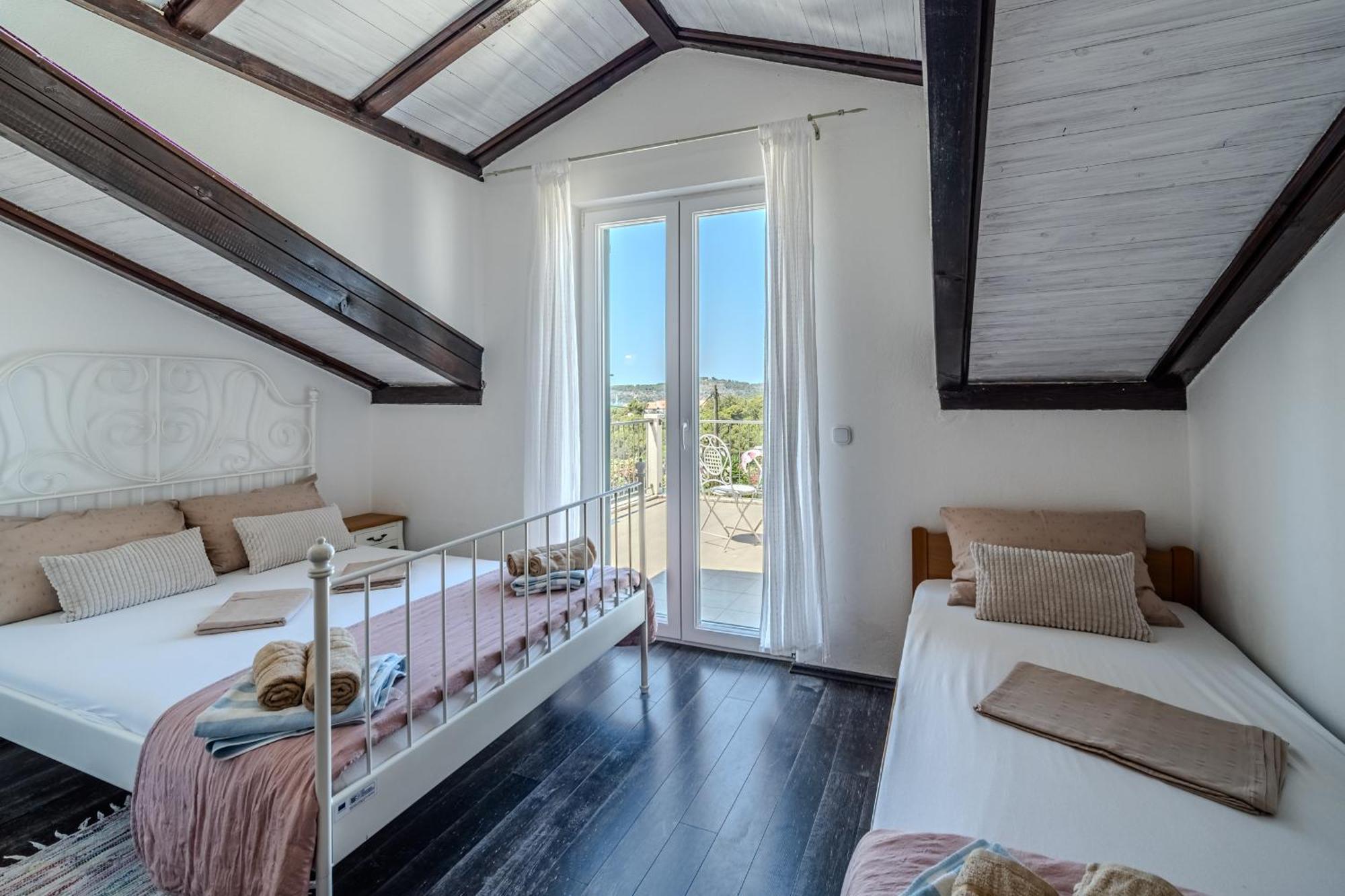 Villa Julia With Heated Pool, Ideal For Large Groups ミルナ エクステリア 写真