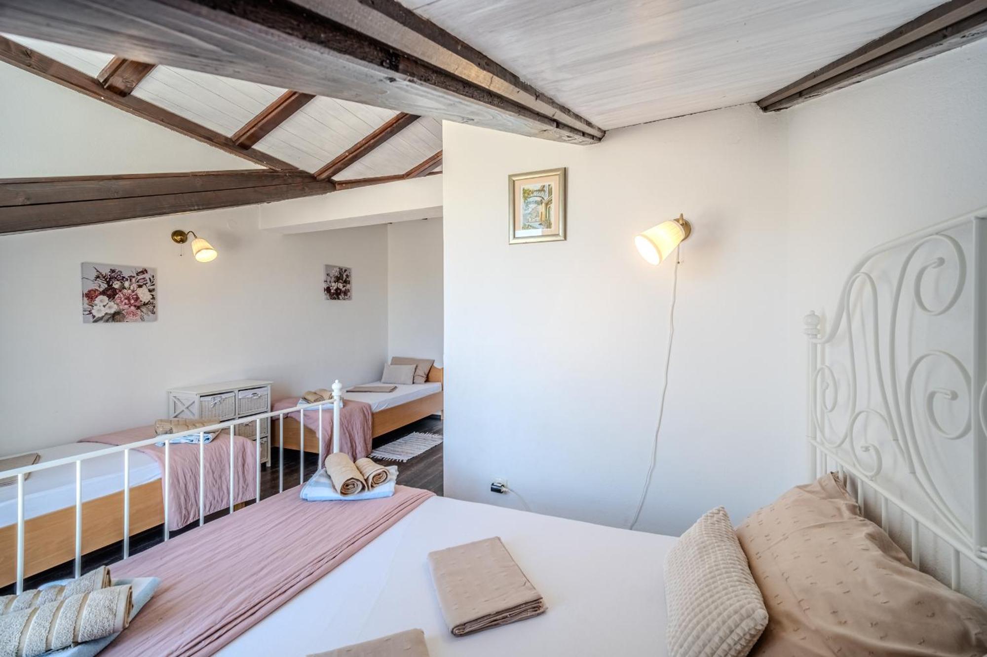 Villa Julia With Heated Pool, Ideal For Large Groups ミルナ エクステリア 写真